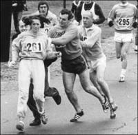 A Boston Maratonon 1967-ben mg nem indulhattak nk. Katherine Switzer azonban benevezett, s br verseny kzben megprbltk eltvoltani a meznybl, lefutotta a tvot