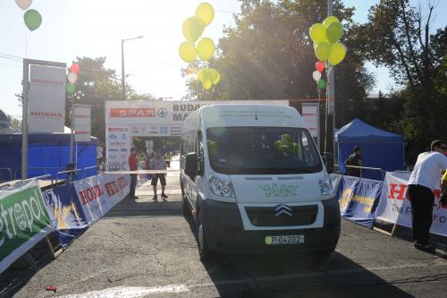 A fővárosi gyermekotthonoknak adományozott kisbusz a SPAR Budapest Maraton rajtja előtt