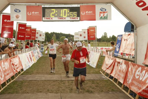 Lévai Lajos (pirosban) a Hortobágyon is futott félmaratont