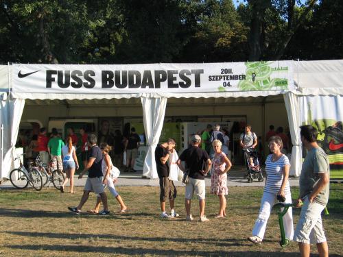 Nevezők, vásárlók, bámészkodók. Holnap futni fog Budapest