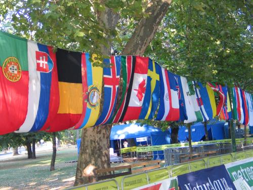 Nemzetek zászlói. Több mint 1500-an jönnek külföldről